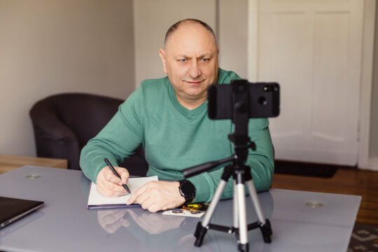 hipnoterapia online - terapeuta prowadzący sesję w formie zdalnej