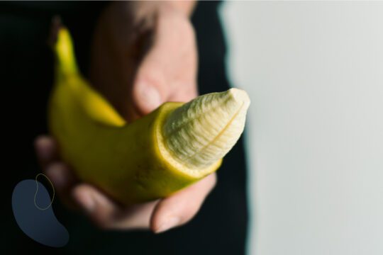 Banana trzymanego w dłoni – symbol metafory w hipnoterapii, pokazujący, jak umysł interpretuje obrazy i znaczenia