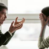 Zazdrosny mężczyzna krzyczący na partnerkę podczas konfliktu – ilustracja artykułu o tym, jak rozmawiać z zazdrosnym mężczyzną.