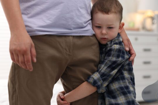 Małe dziecko obejmuje ojca, szukając bliskości - emocjonalny obraz ojcostwa po rozstaniu