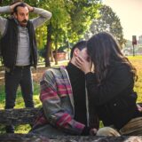 jak mężczyzna reaguje po rozstaniu partnerki - widok byłej partnerki z nowym mężczyzn