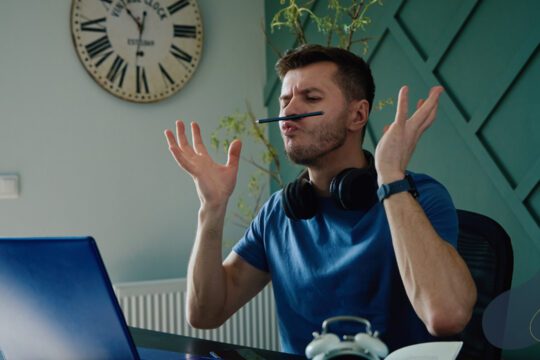 Mężczyzna odkładający działanie podczas pracy przy komputerze - prokrastynacja u mężczyzn