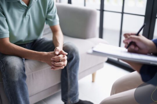 Mężczyzna podczas rozmowy z psychoterapeutą na pierwszej sesji w gabinecie.