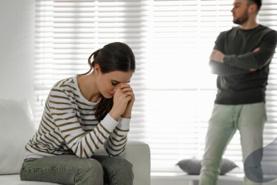 Zazdrosny mężczyzna i przytłoczona partnerka podczas napiętej rozmow