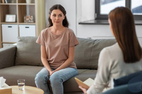 Czy psychoterapia jest skuteczna - sesja terapeutyczna w gabinecie podczas rozmowy z terapeutką.