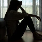 Nic mi się nie chce - osoba siedząca na podłodze w stanie wyczerpania i braku energii