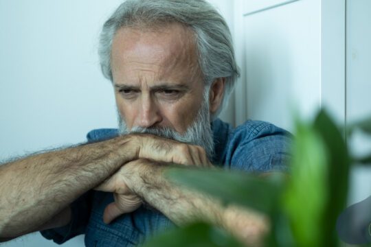 Mężczyzna doświadczający bezradności emocjonalnej. Psychoterapia depresji jako wsparcie w wychodzeniu z obniżonego nastroju