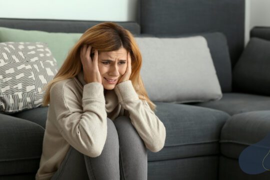 Psychoterapia lęku - osoba doświadczająca silnego lęku i napięcia emocjonalnego w codziennej sytuacji.