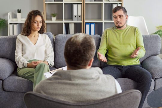 Psychoterapia trudności w relacjach - Para podczas sesji terapeutycznej
