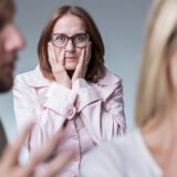 Konflikt rodzinny między partnerami obserwowany przez starszą kobietę