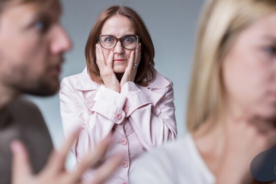 Konflikt rodzinny między partnerami obserwowany przez starszą kobietę