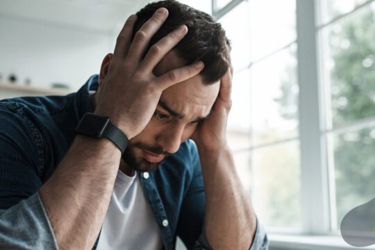 Lęk antycypacyjny – mężczyzna trzymający głowę w dłoniach podczas zamartwiania się przyszłością