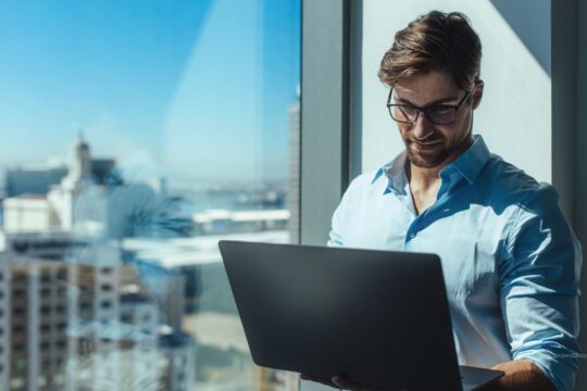 Mężczyzna pracujący przy laptopie jako obraz depresji wysokofunkcjonującej