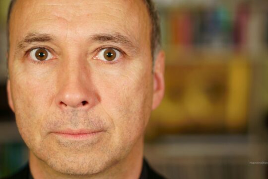 Tłumienie emocji – dorosły mężczyzna o spokojnym, neutralnym wyrazie twarzy.